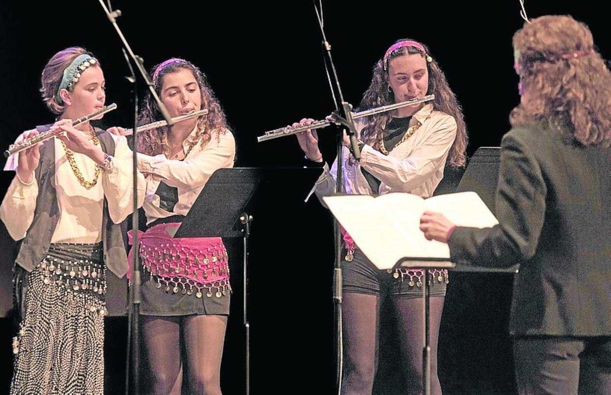 Alumnas de flauta con su profesora en el Concierto Bufo pasado. 