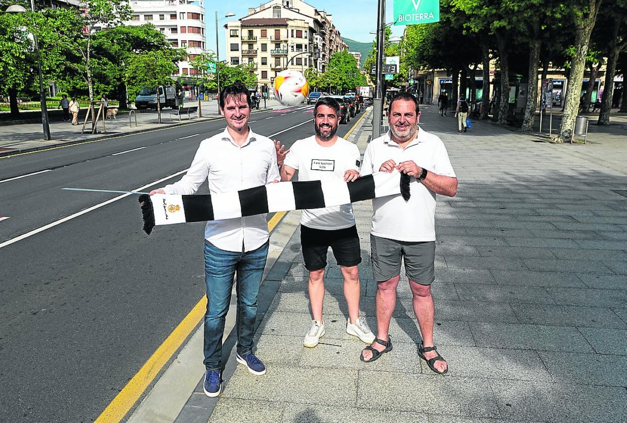 El presidente del Real Unión, Igor Emery; el delegado de Deportes y Movilidad, Borja Olazabal, y el coordinador de la escuela de fútbol unionista, Luis Sánchez, en el paseo de Colón. 