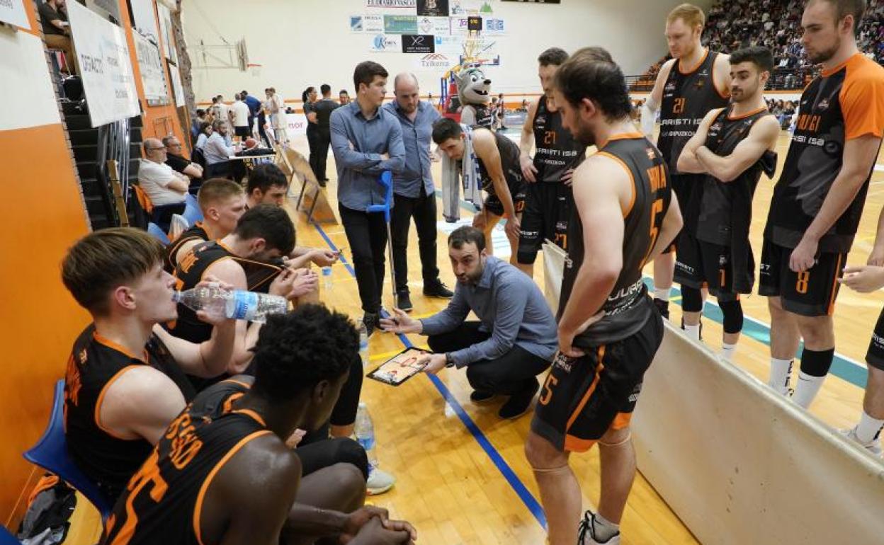 Iñaki Jiménez da instrucciones a sus jugadores en el último partido jugado en casa.