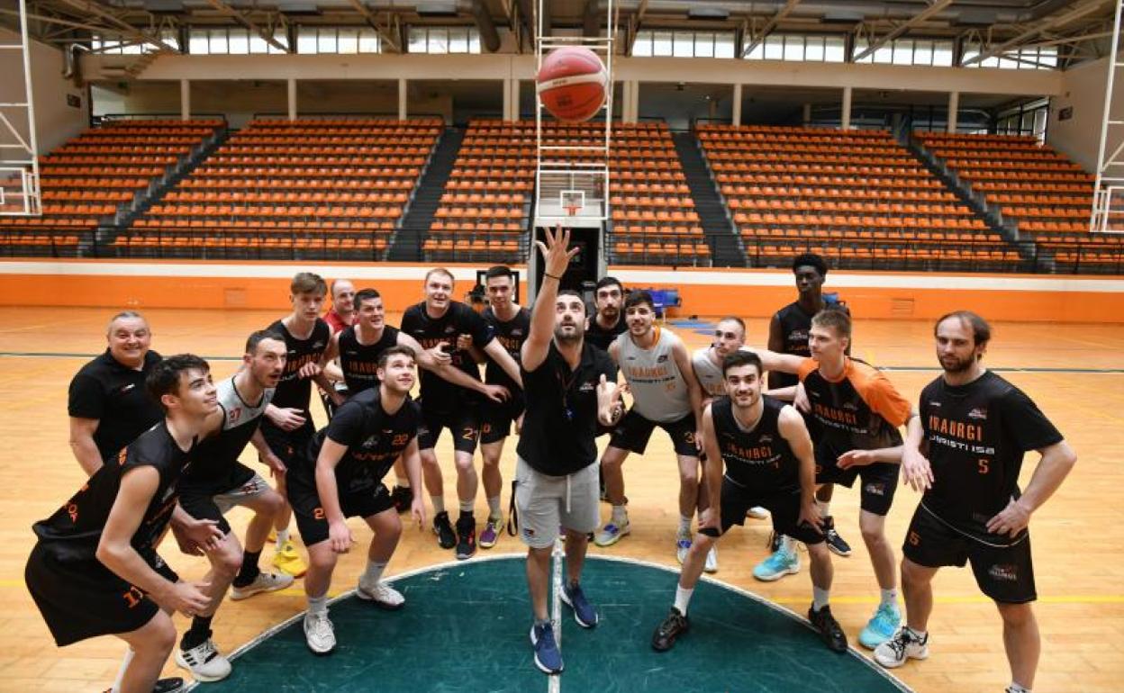 La plantilla del Juaristi Iraurgi, deseosa a que el balón esté en juego.