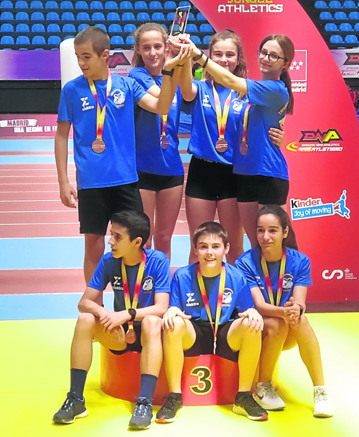 Podio urdiña en Madrid. De izquierda derecha. Arriba, Beñat Mujika, Maddi Mendizabal, Elene Galparsoro y Ainhoa Albisu. Abajo; Martín Maiora, Unai Sarriegi y Amaia Santamaría. 