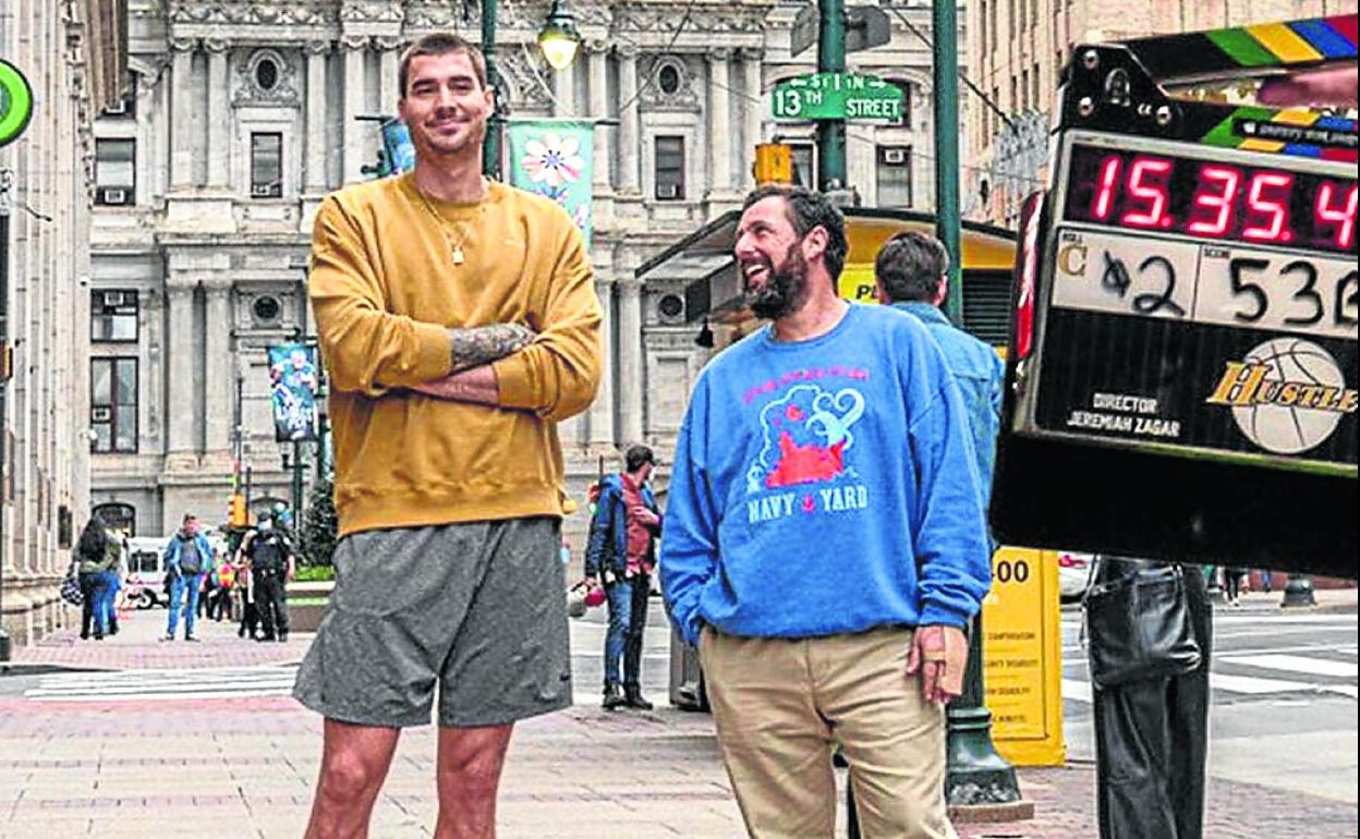 Juancho Hernangómez y Adam Sandler, durante el rodaje de la película 'Garra' ('Hustle').