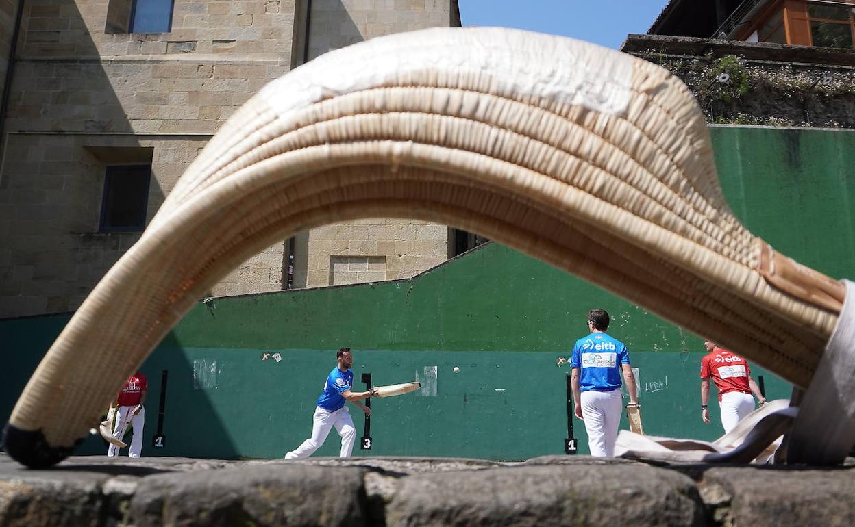 El Carmlo Balda acoge hoy la segunda jornada del Donostia Grand Slam de cesta.