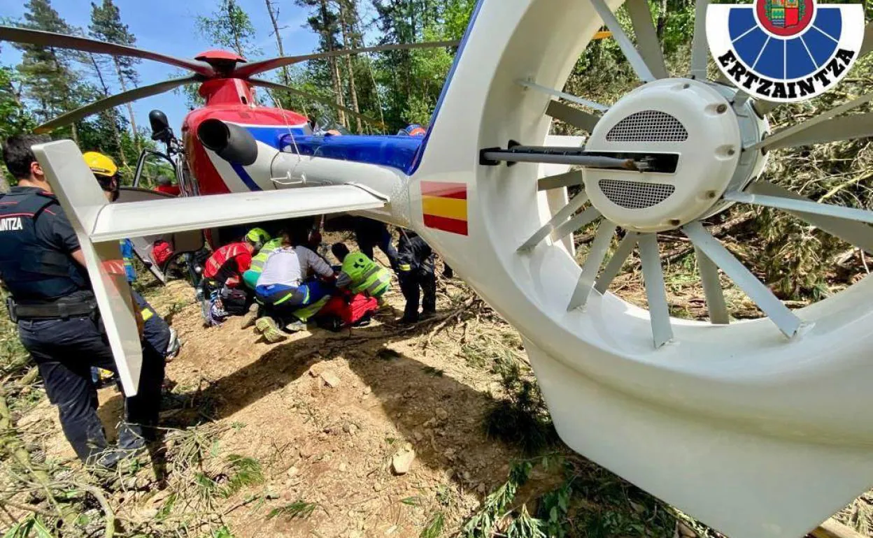 Rescate en Segura de un trabajador forestal con dos helicópteros