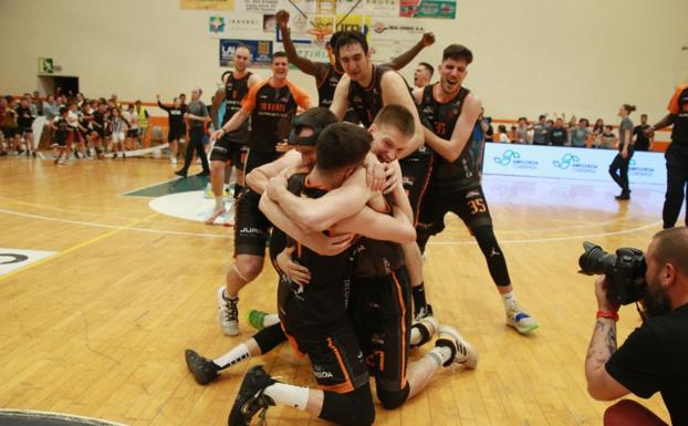 Los jugadores del Juaristi se abrazan nada más terminar el partido. 