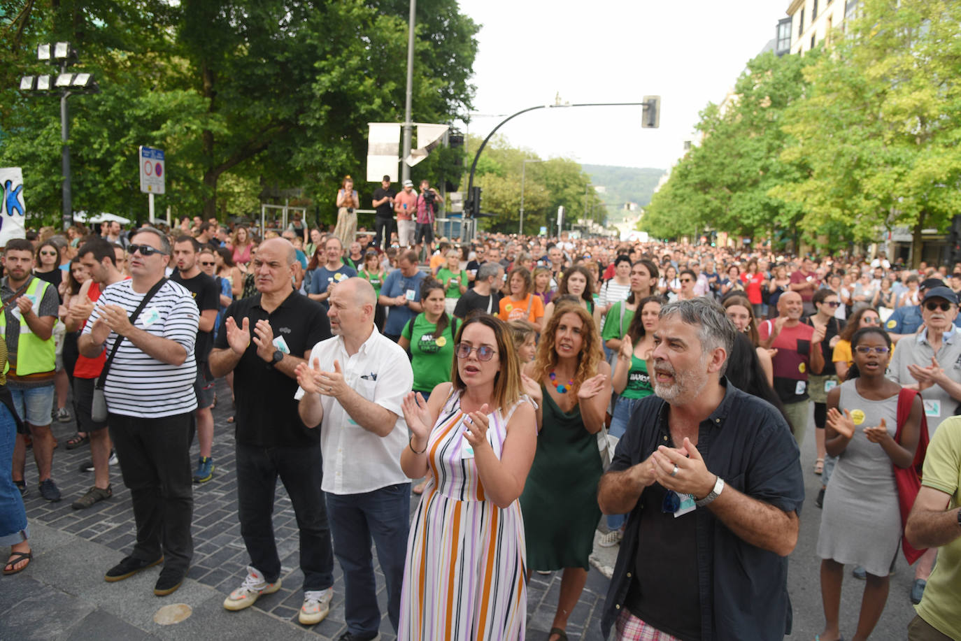 Fotos: Miles de personas reivindican por las calles de Donostia el uso del euskera