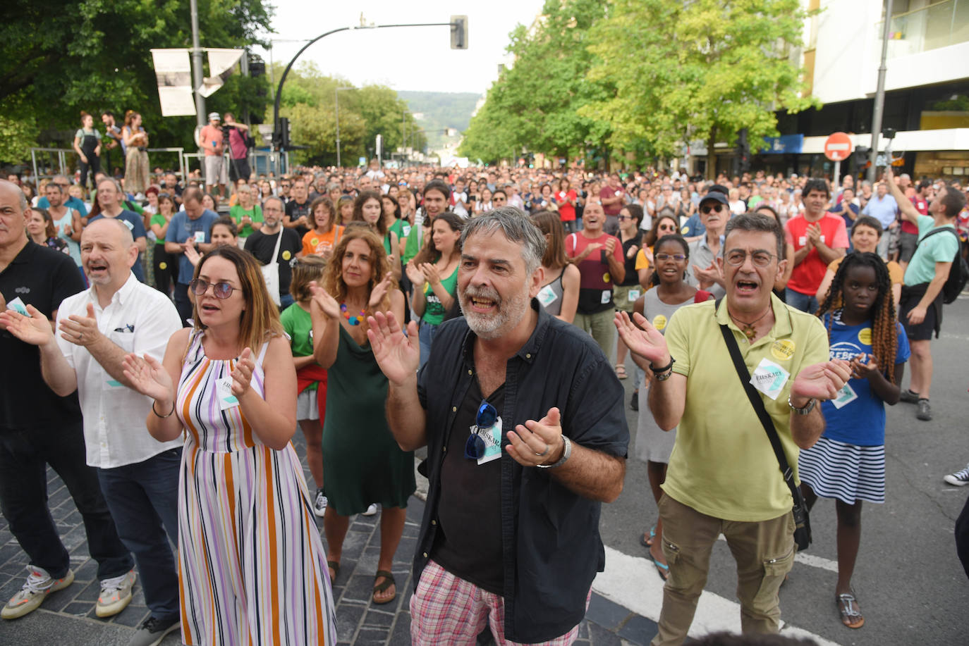 Fotos: Miles de personas reivindican por las calles de Donostia el uso del euskera