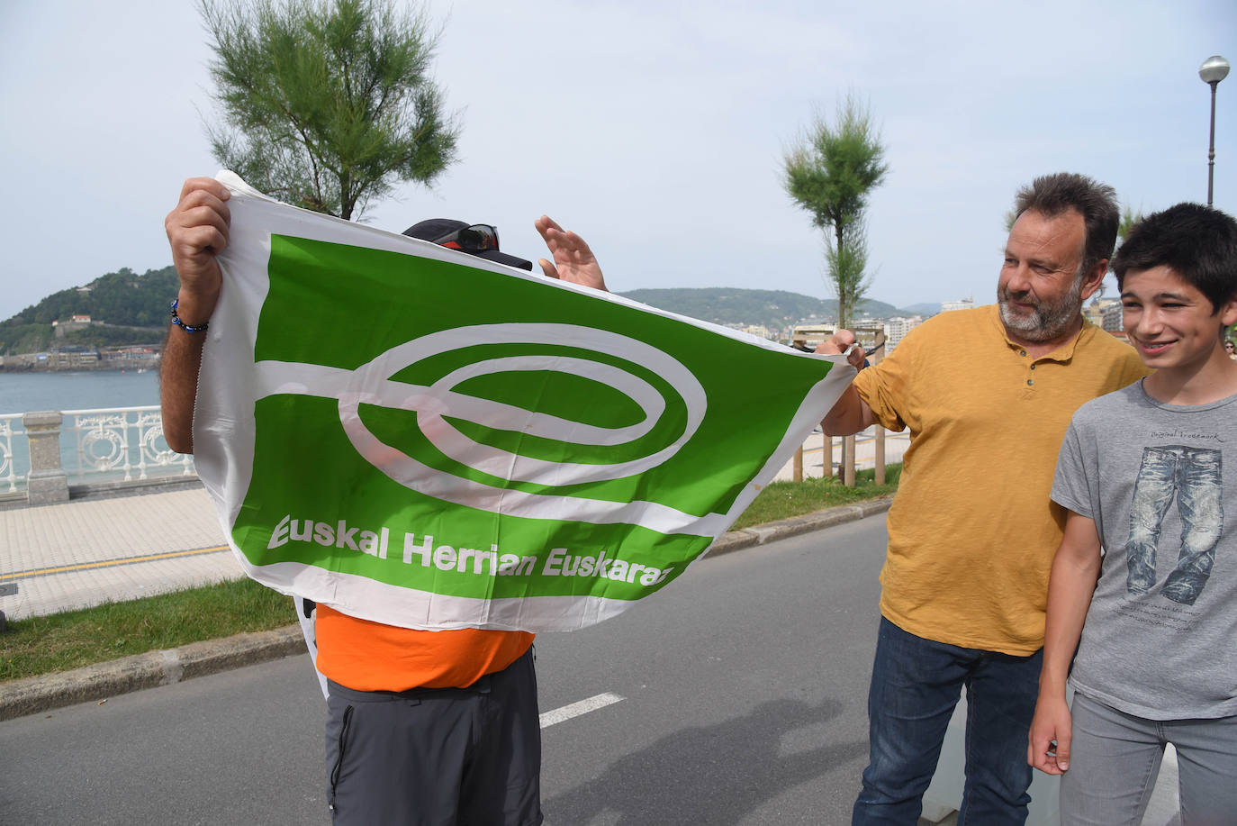 Fotos: Miles de personas reivindican por las calles de Donostia el uso del euskera