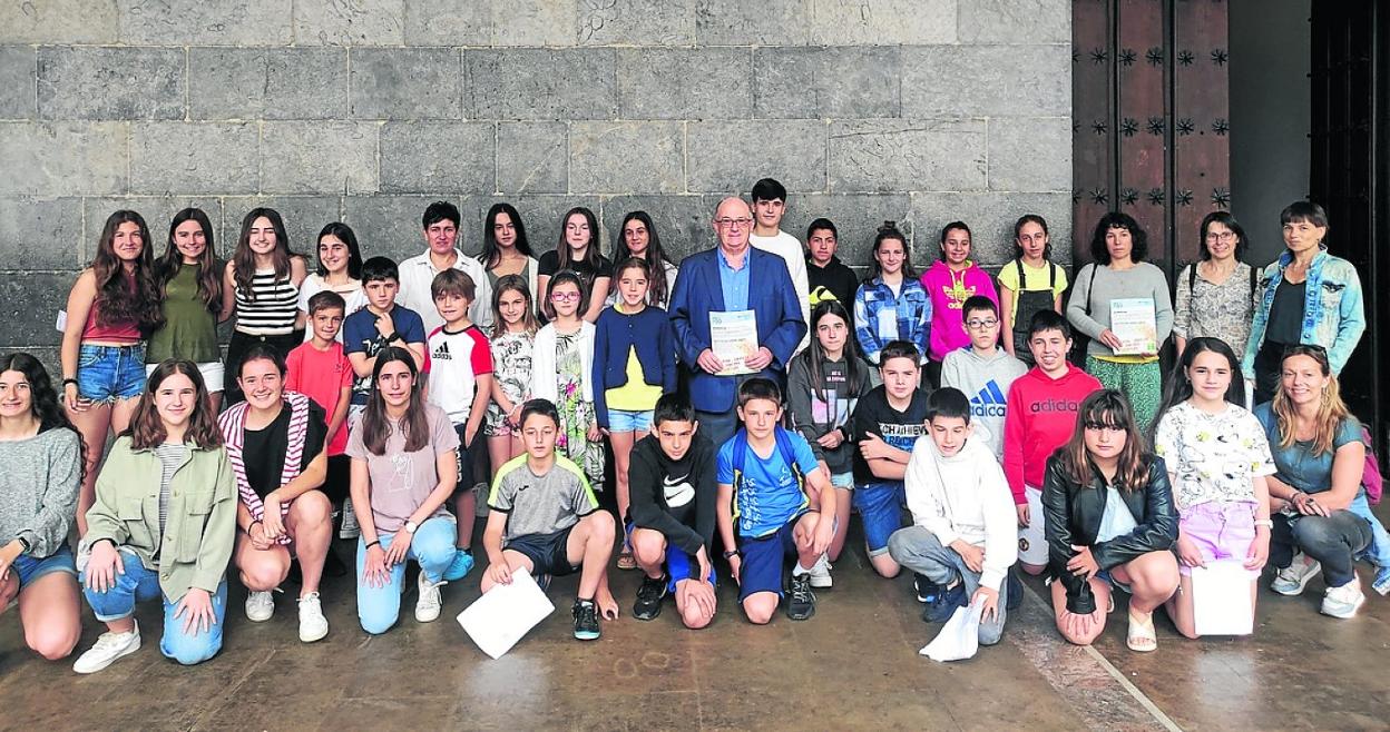 Los jóvenes que presentaron su trabajo medioambiental, con los representantes municipales. 