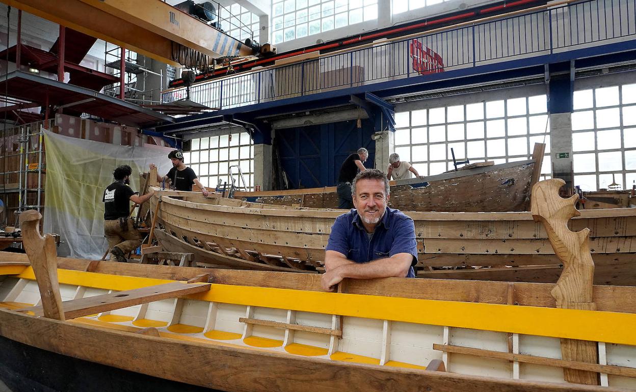 Xabier Agote, en el taller de carpintería de Albaola. 