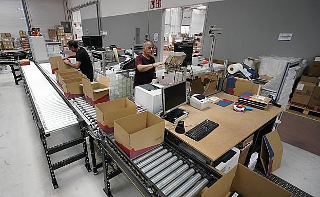 En las nuevas instalaciones de Elkar se procesan al año millones de libros procedentes de todos los puntos del Estado. 
