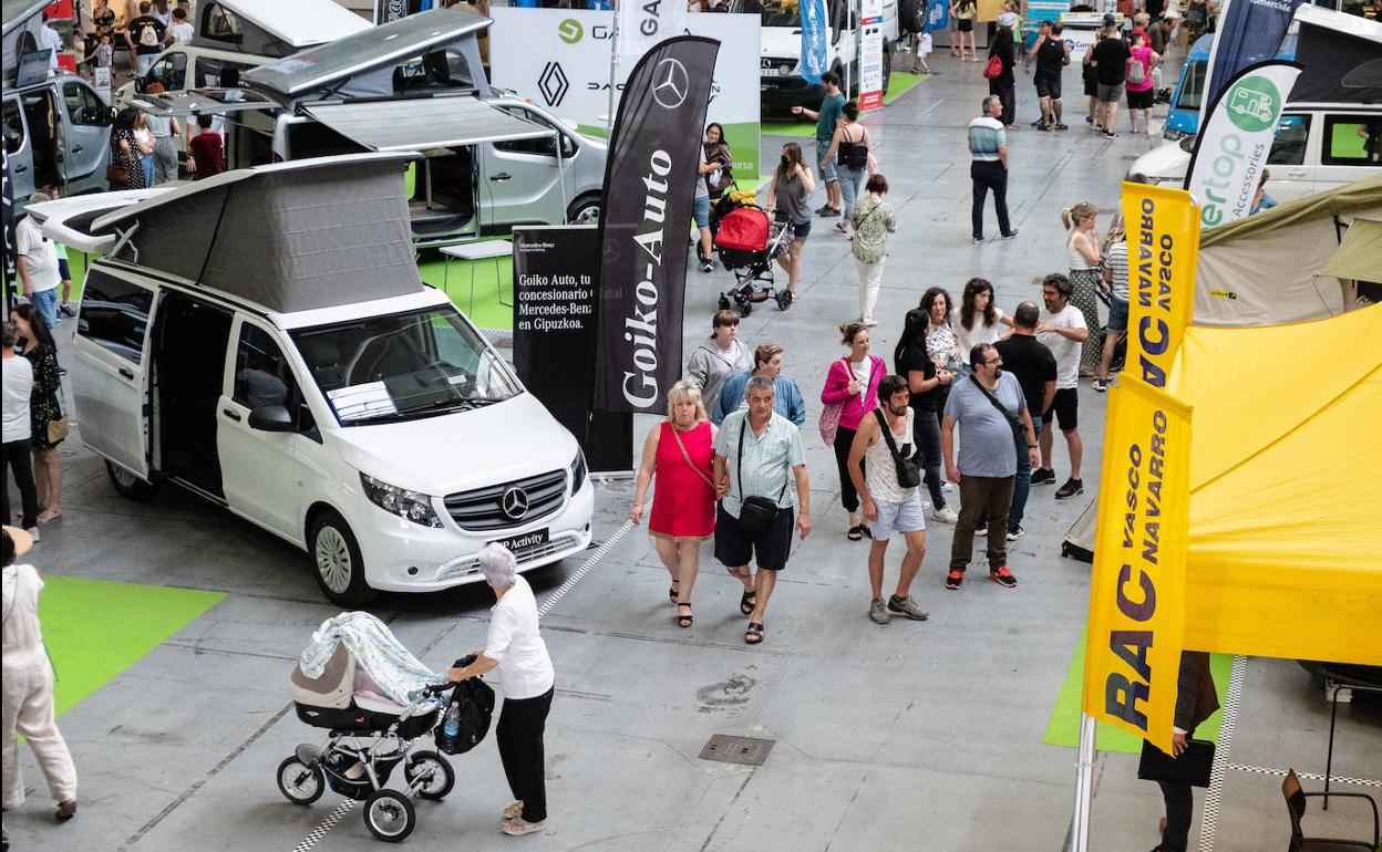 Varias familias recorren la feria Caravantur de Ficoba en la jornada de cierre de ayer.