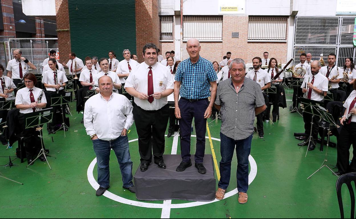 Errenteriako Musika Banda ofreció un concierto en el patio de Koldo Mitxelena en el que fue homenajeado el músico andoaindarra José Mari Oiartzabal