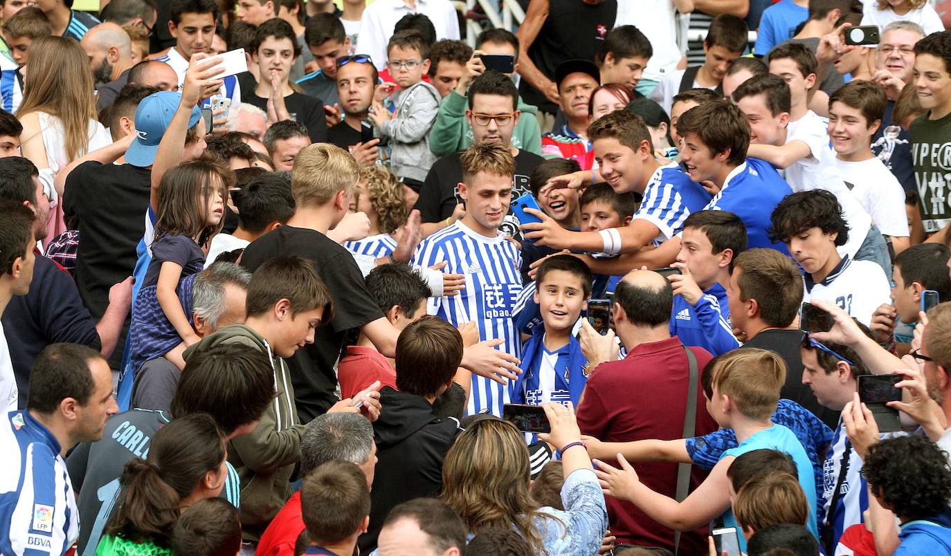 El fichaje de Adnan Januzaj generó una gran expectación entre la afición txuri-urdin, que no quiso perderse su presentación en Anoeta al día siguiente.