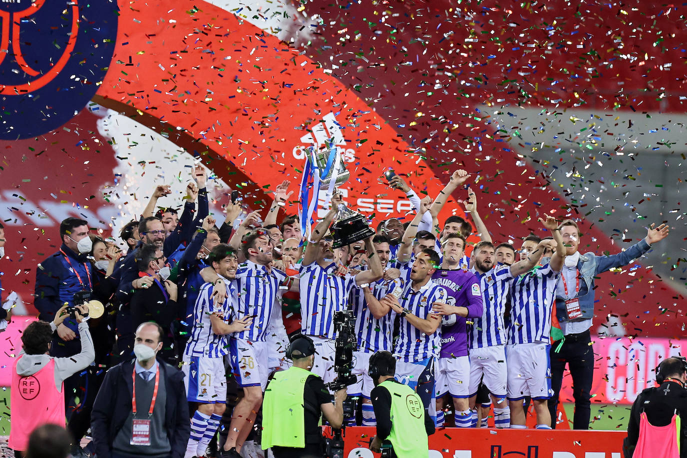 3 de abril. Januzaj vivió un día histórico con el título de Copa de La Cartuja ante el Atlético. El belga no jugó el partido pero sumó el tercer título de su trayectoria como futbolista.