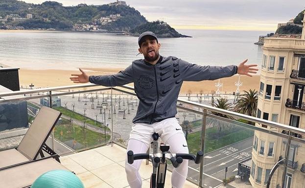 Januzaj siempre se ha mostrado encantado de vivir en San Sebastián. De hecho, en el confinamiento el belga colgó una foto en la que se le veía ejercitándose en su bicicleta estática, en la gran terraza de su piso.