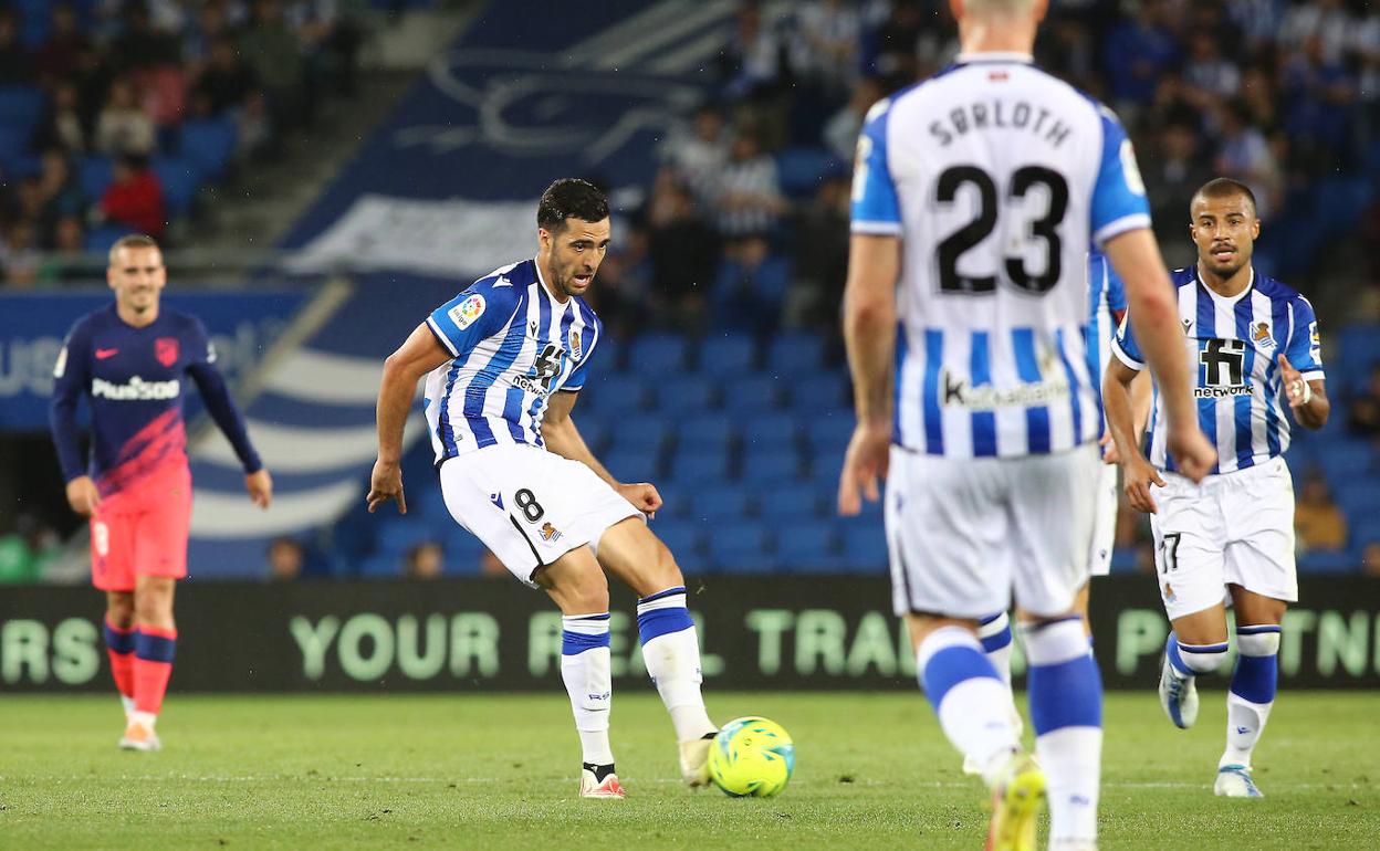 Merino controla el balón en un momento del Real Sociedad - Atlético de Madrid.