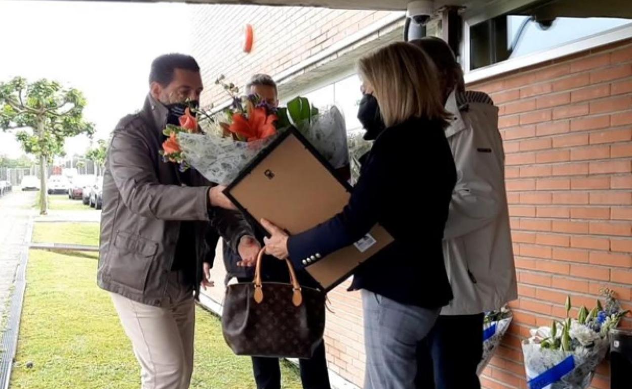 Homenaje tributado al ertzaina Luis Hortelano y a los tedax José María Sánchez y Manuel Jódar, el pasado año en Iurreta. 