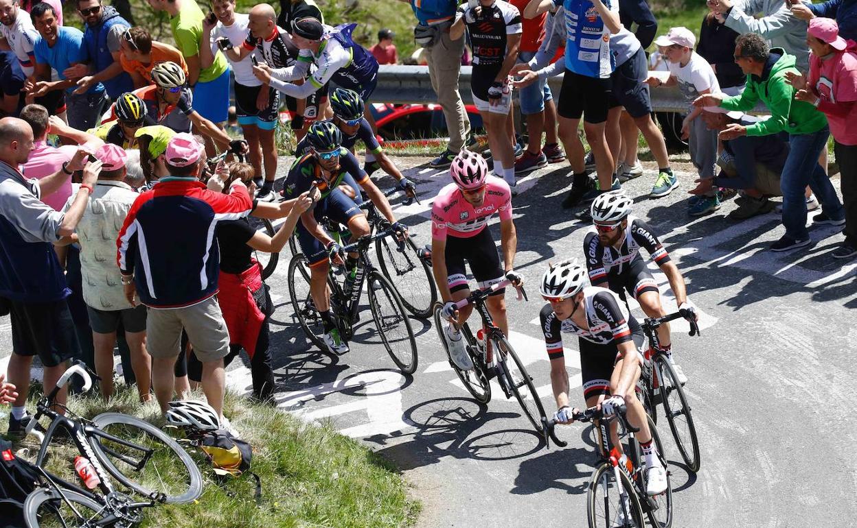 El Giro de Italia, con Tom Dumoulin de rosa, en el ascenso de 2017 al Mortirolo. 