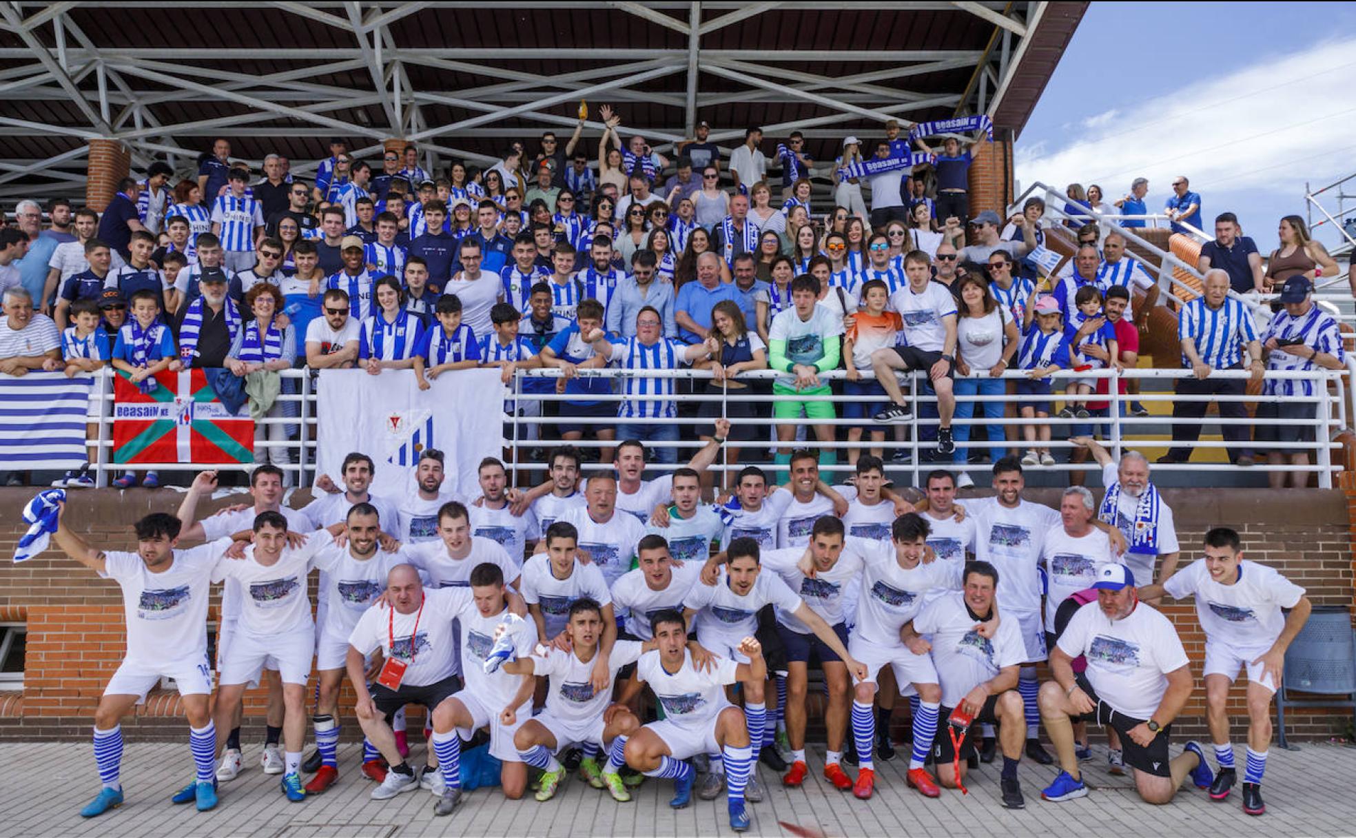 Los jugadores del Beasain celebran el ascenso junto a la afición vagonera. 