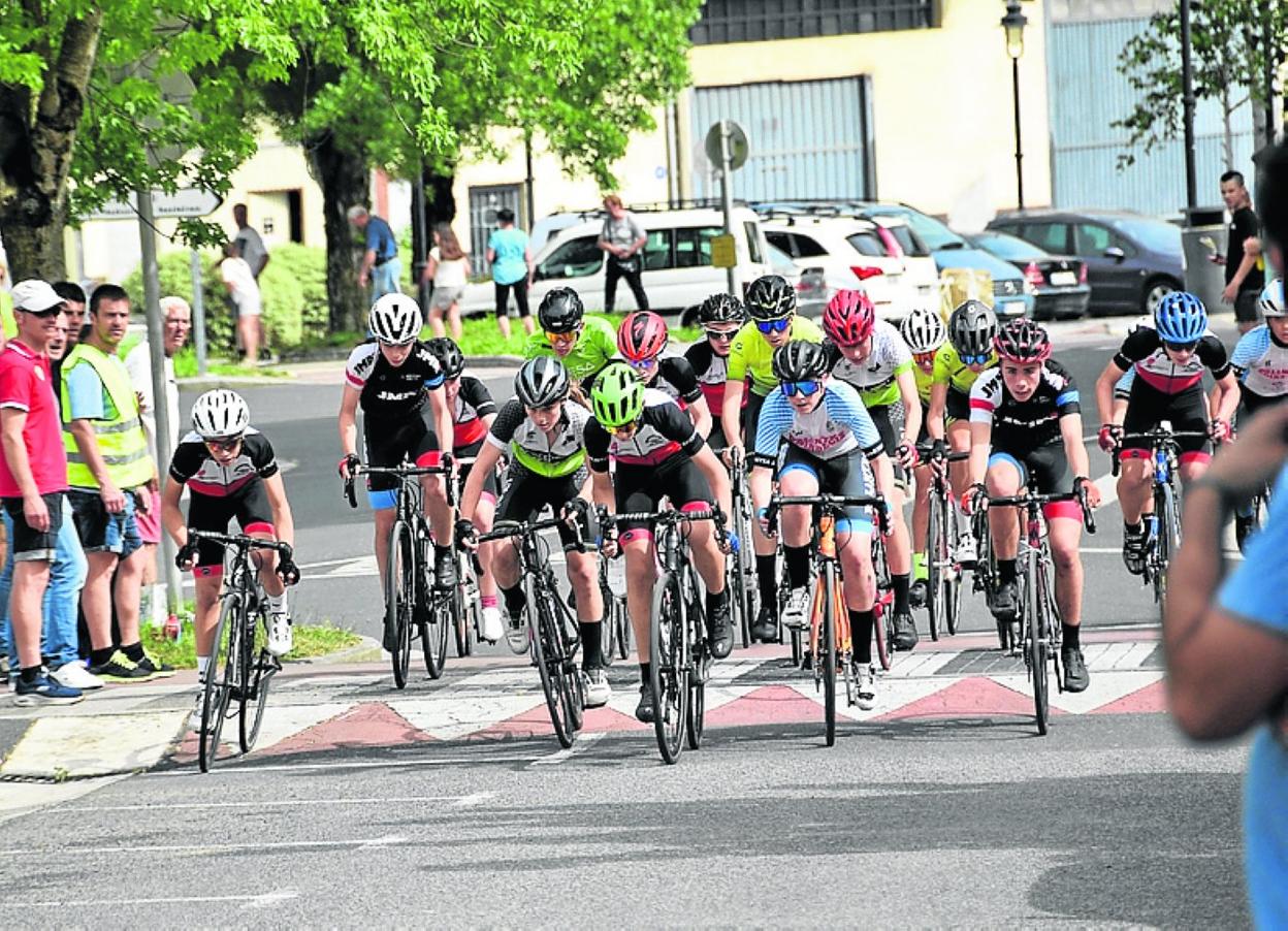 Un centenar de ciclistas de categorías benjamín, alevín e infantil participaron en las carreras que se celebraron el sábado en Azkoitia. 