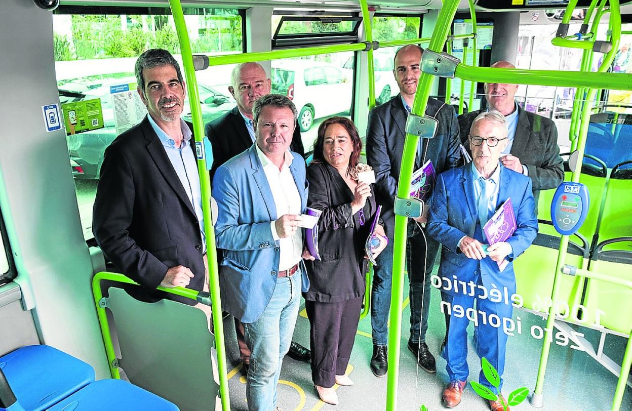 Los representantes institucionales en un autobús eléctrico de Dbus, donde validaron tarjetas Txik Txak. 