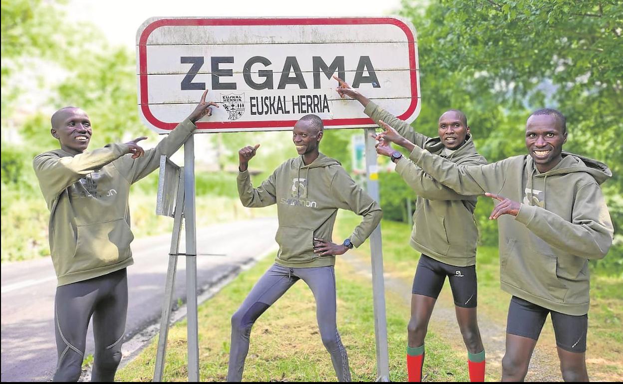 Los corredores keniatas en la cima de Aizkorri.