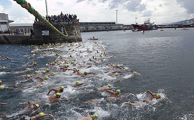 La salida de la Getaria - Zarautz siempre deja imágenes impresionantes. 