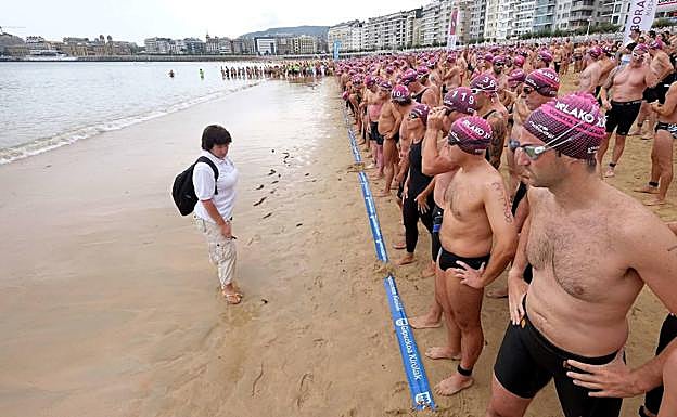 La jueza vigila la salida de la Travesía a nado a la isla celebrada en 2017. 