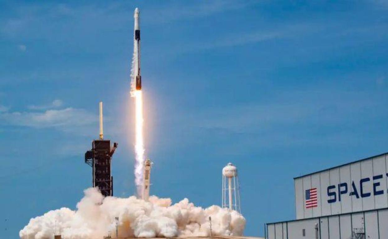 Imagen de archivo del lanzamiento de un satélite. 