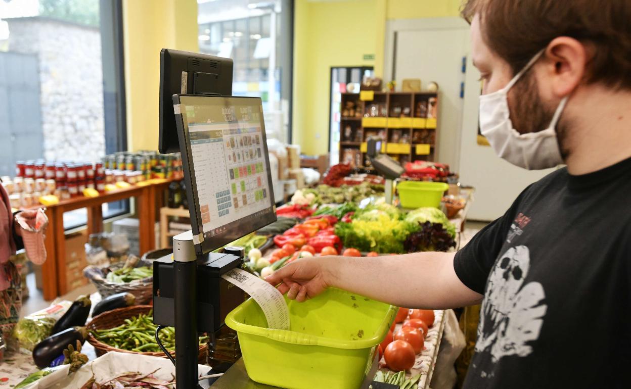 Una frutería del territorio emite una factura con el nuevo sistema TicketBai. 