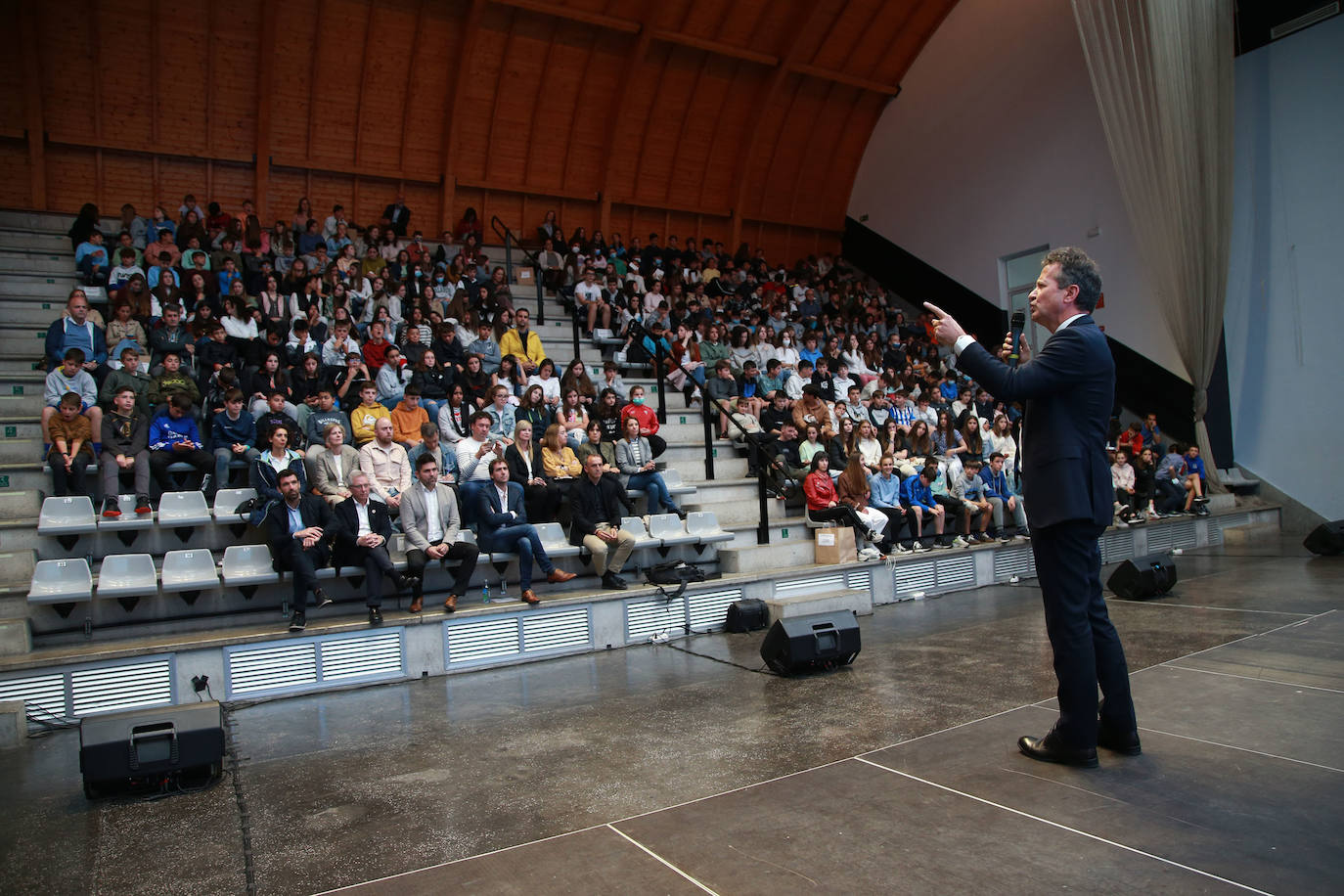 Jokin Bildarratz, consejero de Educación del Gobierno Vasco, hablando ante el público.