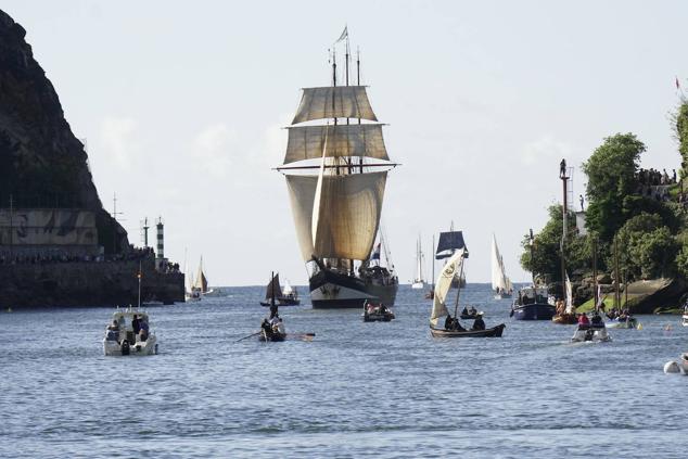 Fotos de los barcos del Itsa FEstibala en La bahía de Pasaia