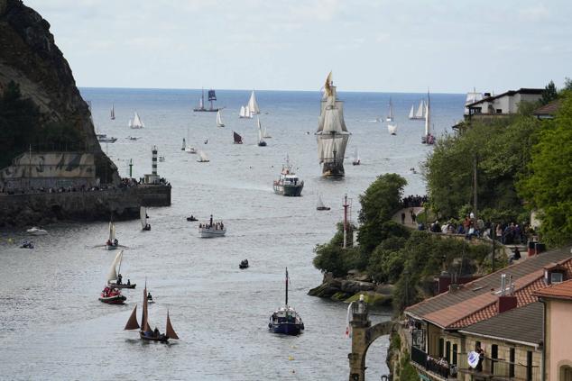 Fotos de los barcos del Itsa FEstibala en La bahía de Pasaia