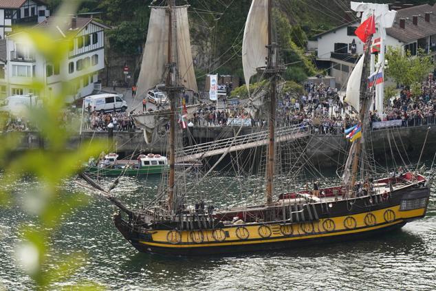 Fotos de los barcos del Itsa FEstibala en La bahía de Pasaia