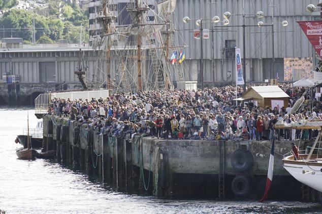 Fotos de los barcos del Itsa FEstibala en La bahía de Pasaia