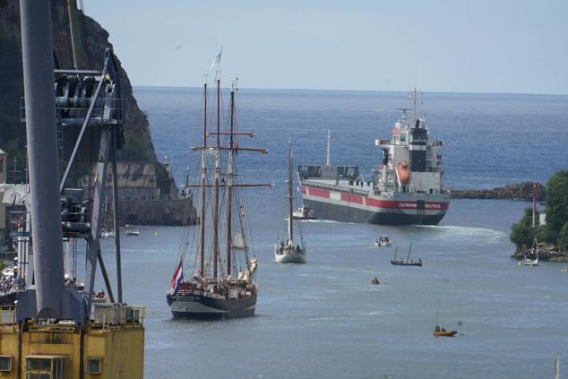 Fotos de los barcos del Itsa FEstibala en La bahía de Pasaia