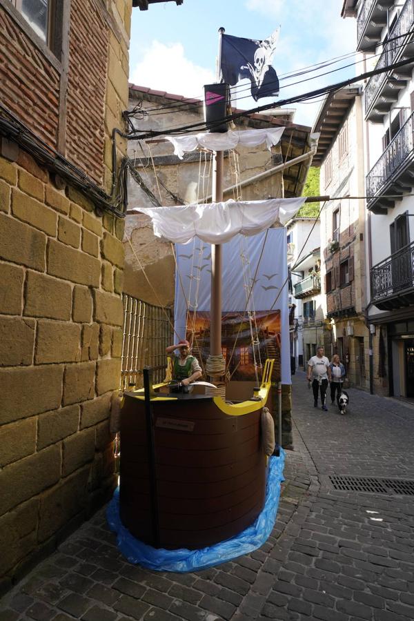 Fotos de los barcos del Itsa FEstibala en La bahía de Pasaia