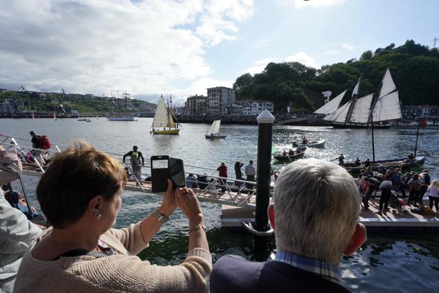 Fotos de los barcos del Itsa FEstibala en La bahía de Pasaia