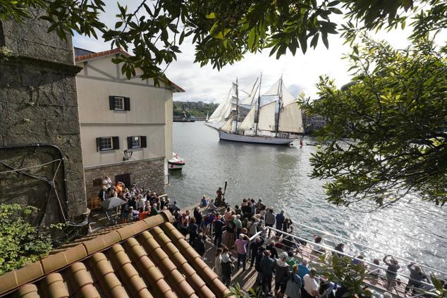 Fotos de los barcos del Itsa FEstibala en La bahía de Pasaia