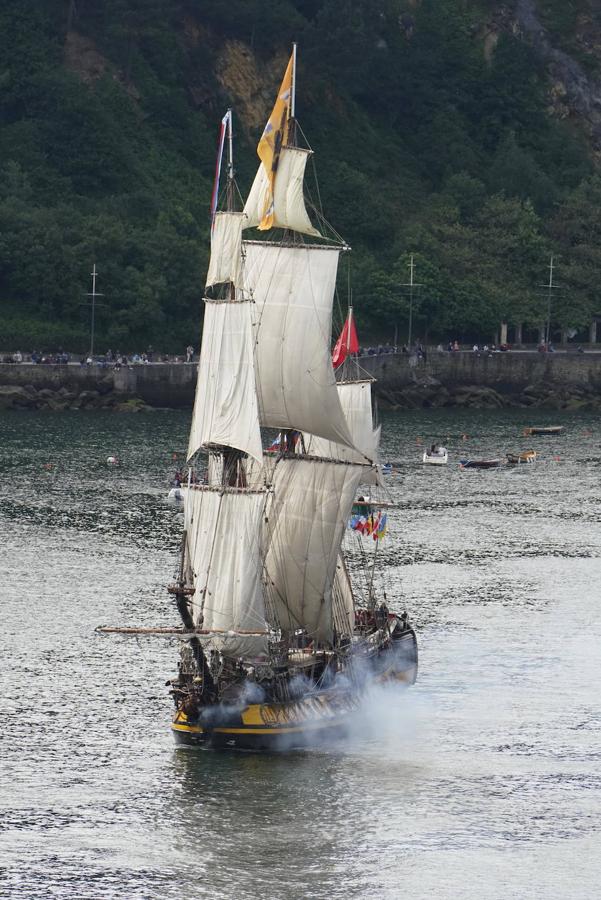 Fotos de los barcos del Itsa FEstibala en La bahía de Pasaia