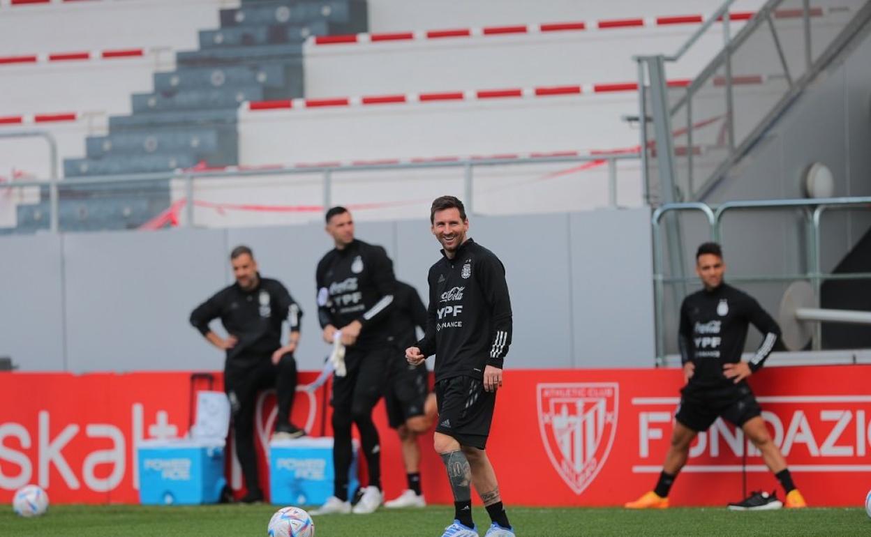 Messi se ejercita junto a sus compañeros en Lezama. 
