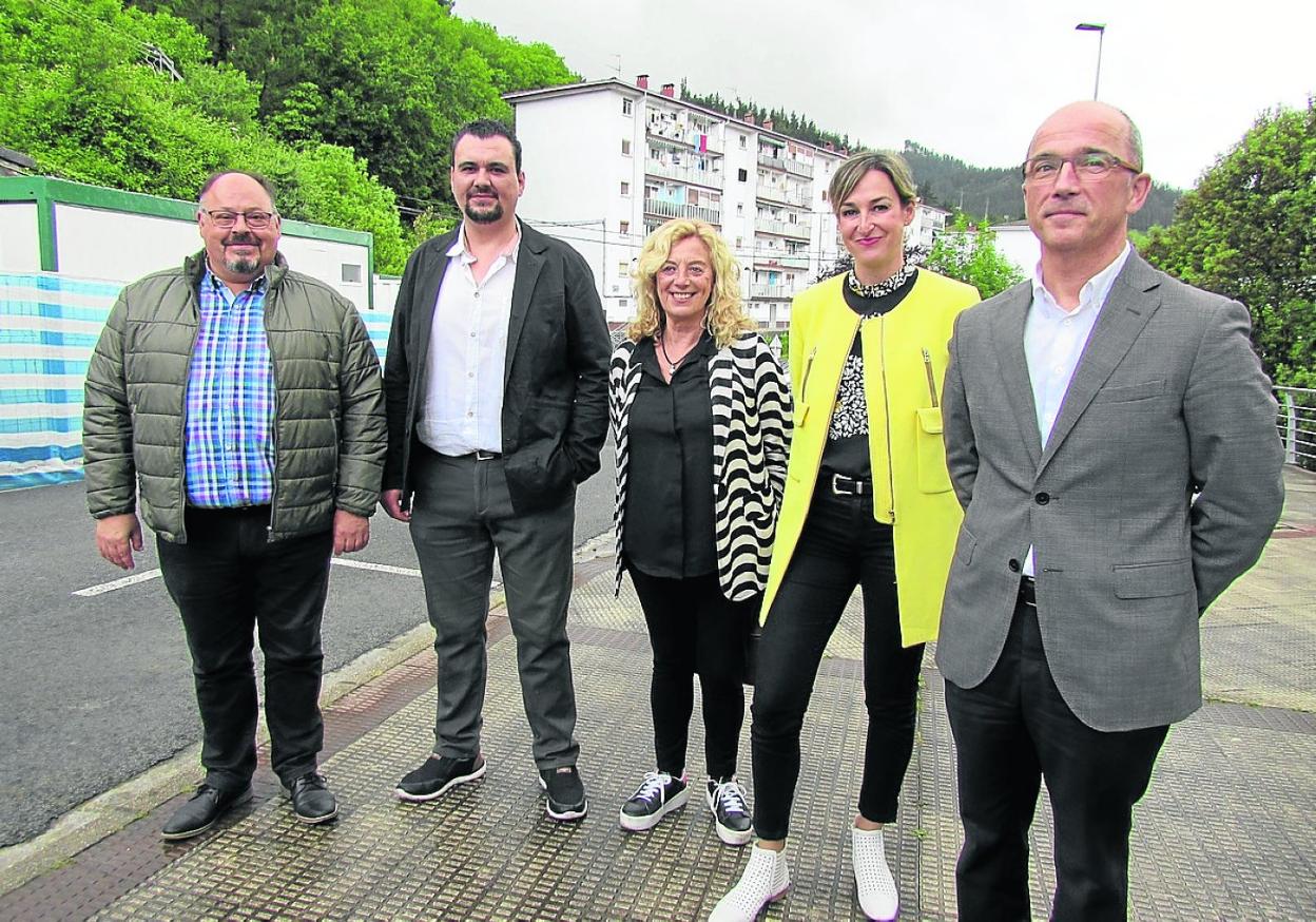 Víctor Fuentes, Aritz Murua, Matilde Martín, María Ubarretxena y Patxi Arratibel, de Deitel Direct en Santa Teresa, donde en breve comenzarán la obra de construcción de los nuevos ascendores públicos. 