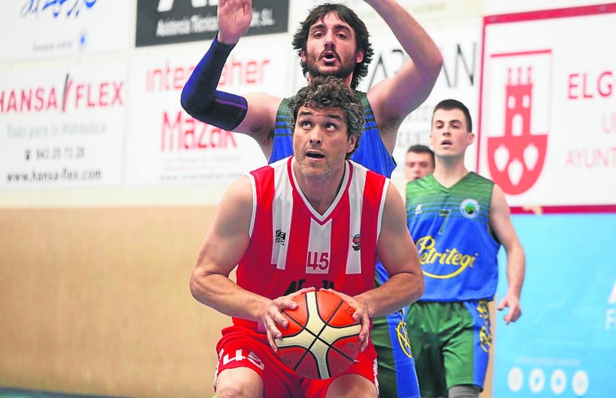 Bereziartua busca la canasta presionado por un jugador del Mundarro. 