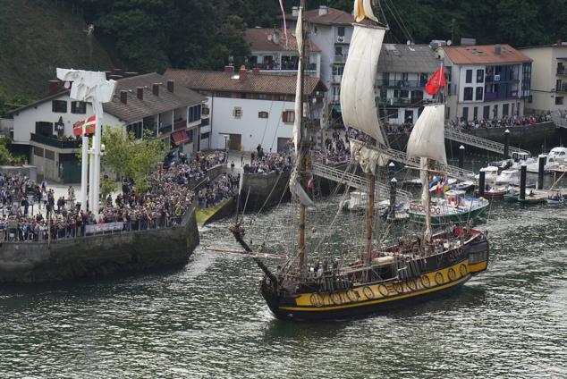 Fotos de los barcos del Itsa FEstibala en La bahía de Pasaia