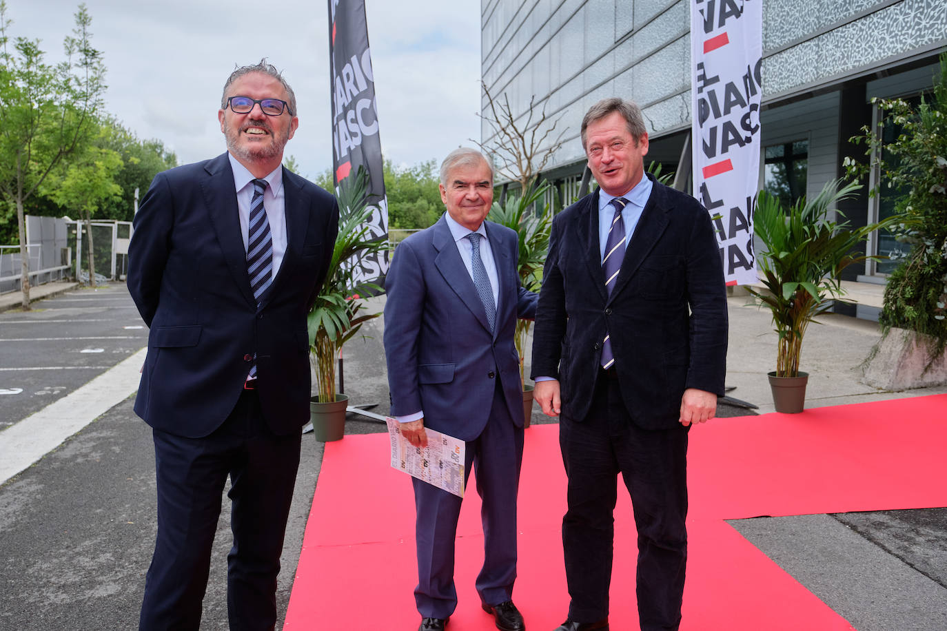 Barrenechea, Bergareche y Zupiria a la entrada de la nueva sede. 