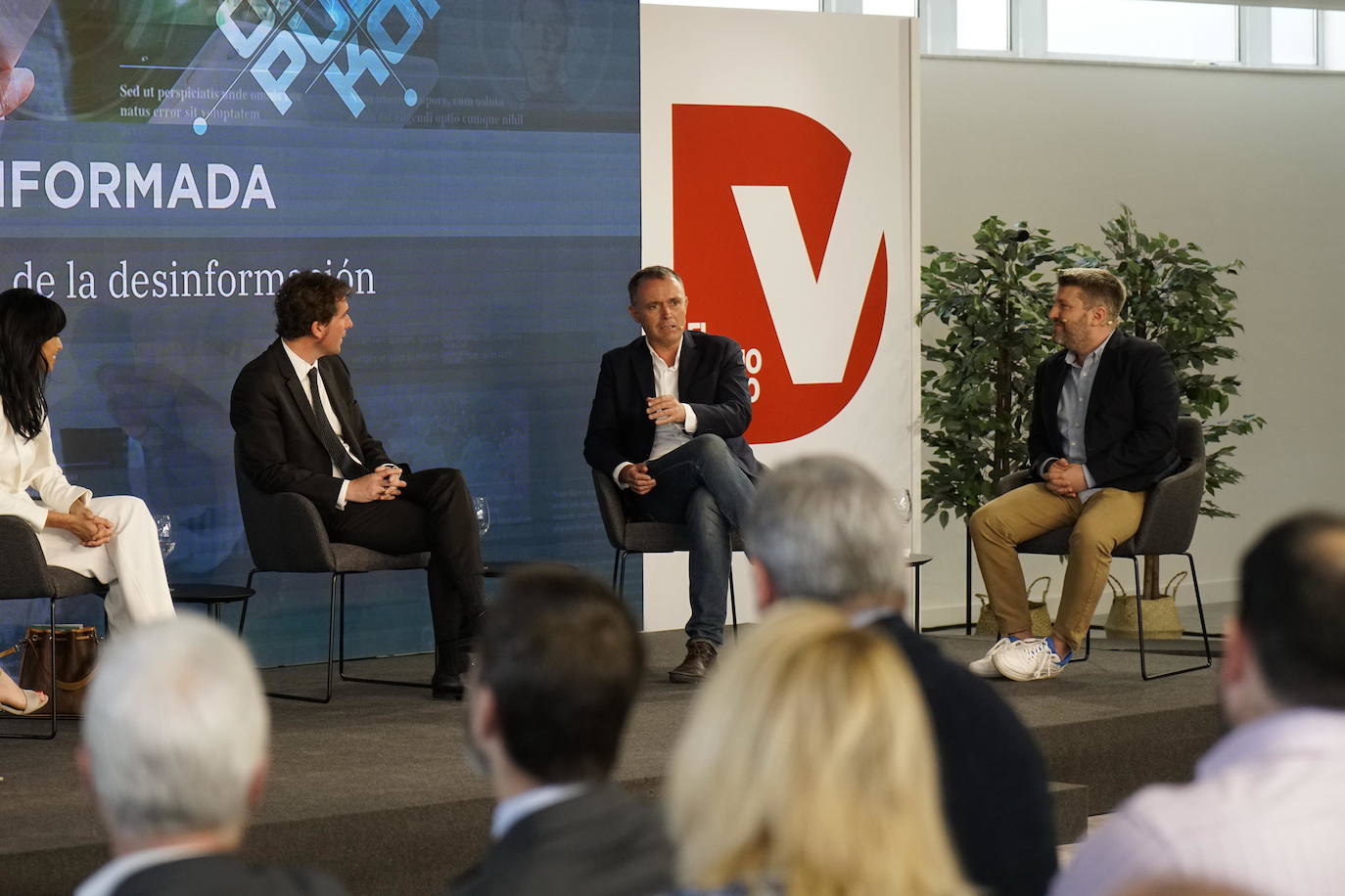 Los periodistas invitados dialogan sobre los retos de la profesión. 