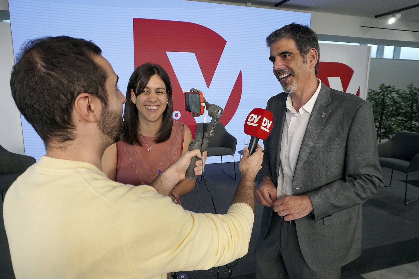 Dani Soriazu y Patricia Rodríguez entrevistan a Eneko Goia