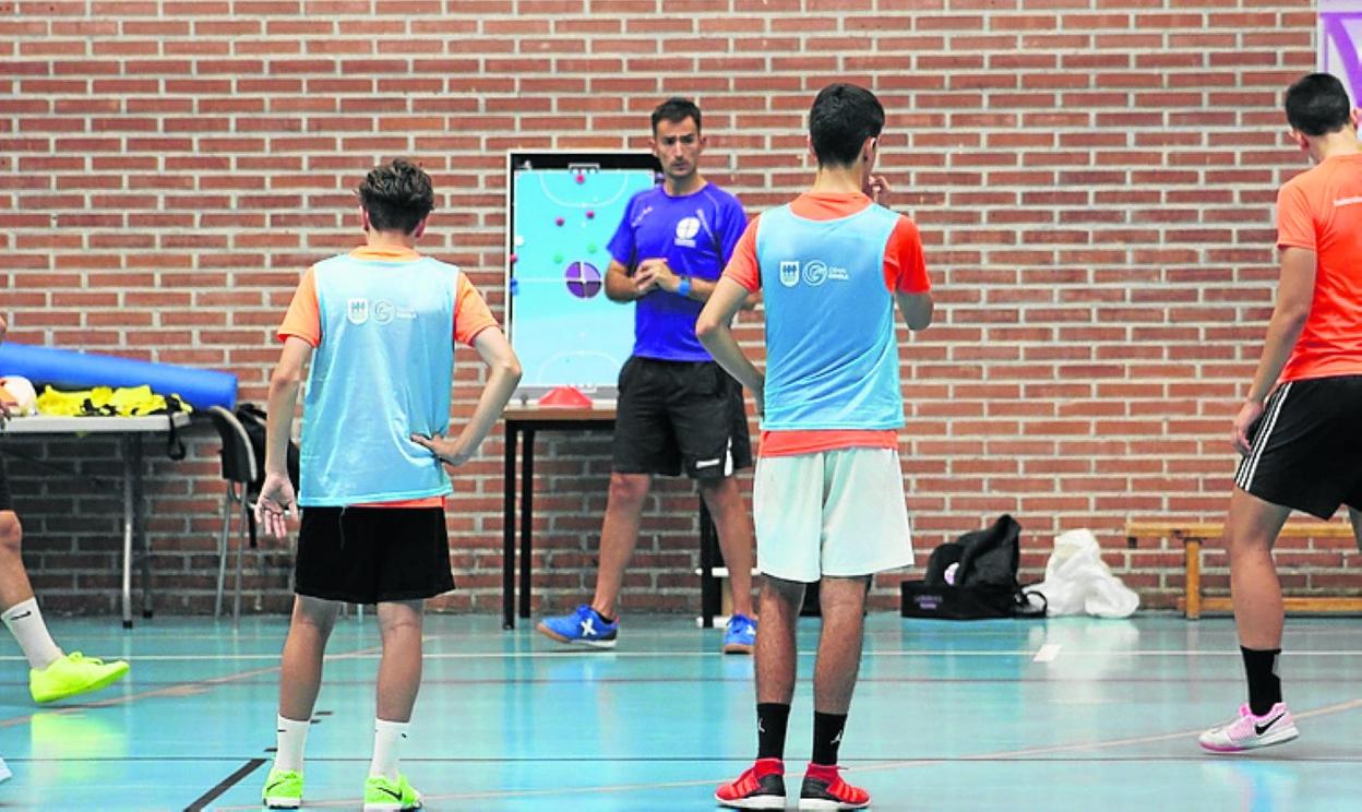 Jugadores y técnicos del equipo ibartarra en un entrenameinto. 