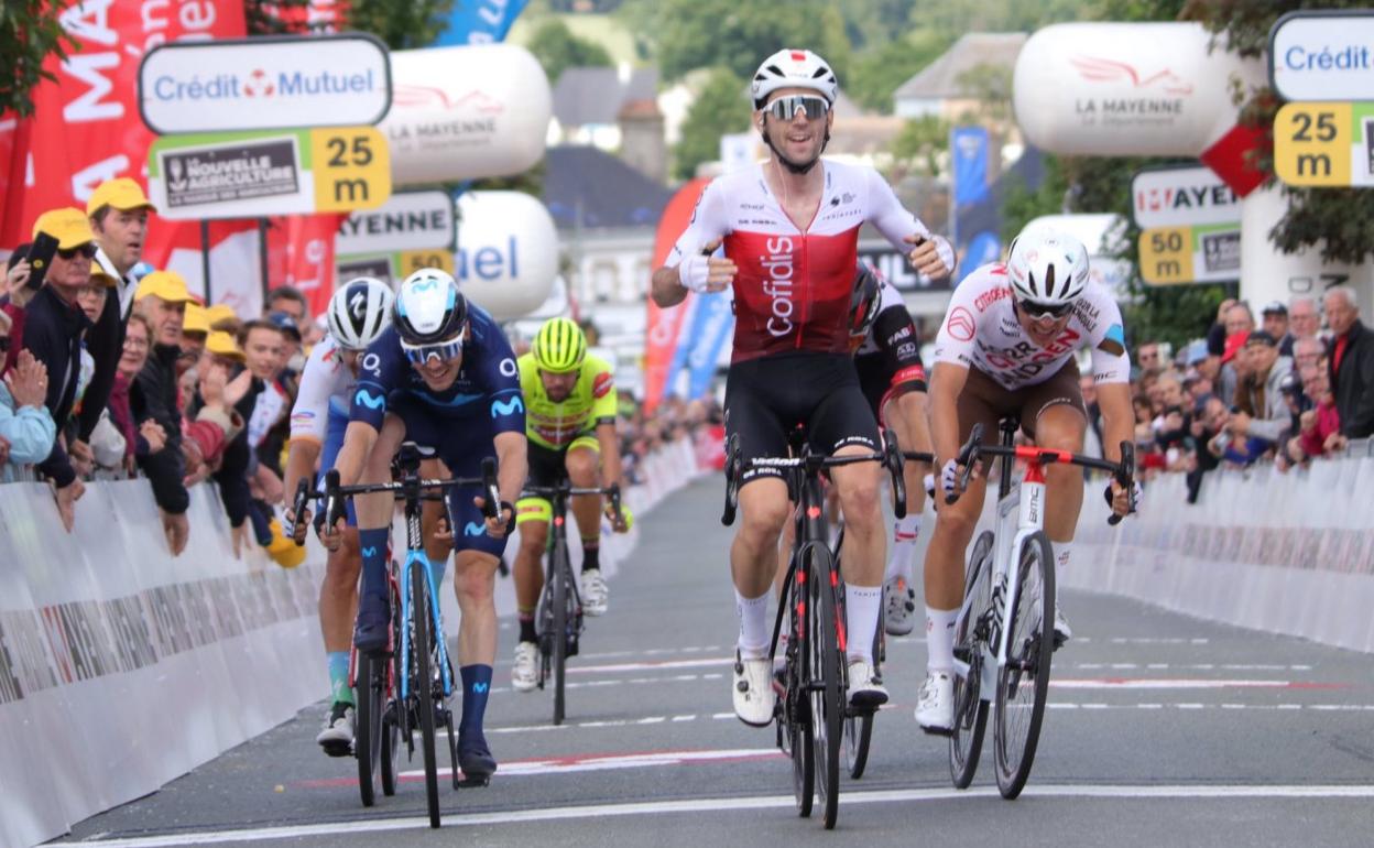 Alex Aranburu, Thomas y Cosnefroy, en la meta de Pré-en-Pail. 